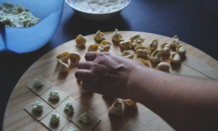 Salat mit gebratenen veganen Tortellini