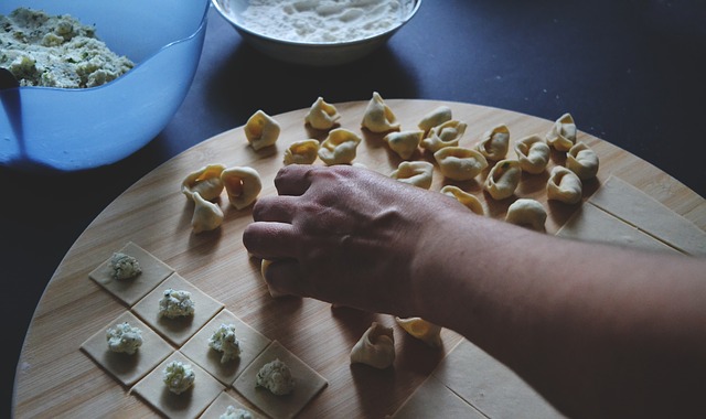 Salat mit gebratenen veganen Tortellini