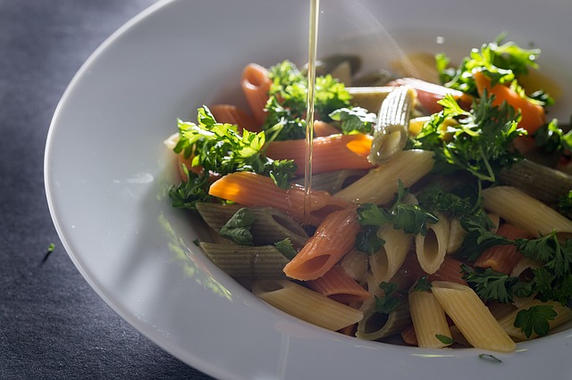 Frittierte Petersilie an Tomaten-Pasta