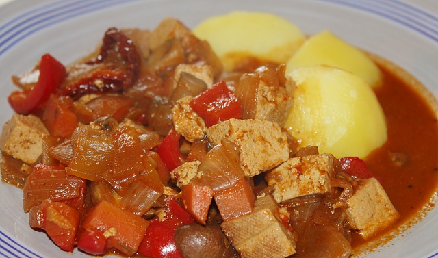 Herbstlicher Gulasch-Suppentopf – vegan